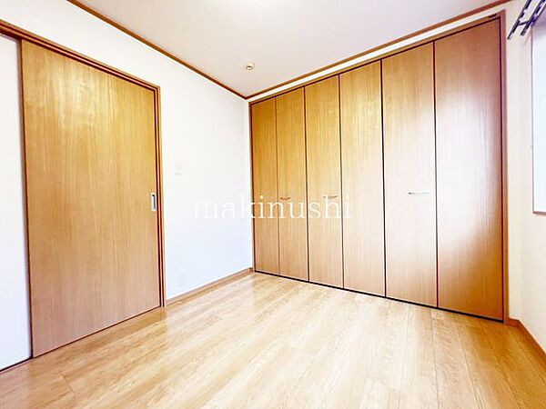 洋室です。収納付きのお部屋ですのでお片付けも楽ちんです。ベッドを置いて机をおいてテレビをおいてもすっきりとしたお部屋に仕上がります。とても快適なお部屋です。