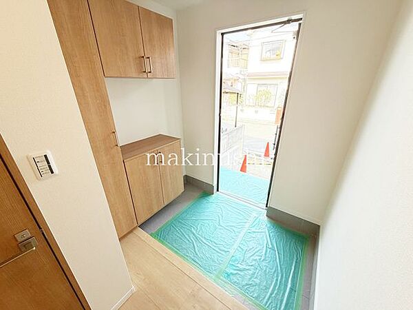 大型シューズＢＯＸ付きの玄関です。これだけの収納力があれば、ご家族4人でも十分ですね。私の家族ならもてあましそうなくらい大きなサイズです。