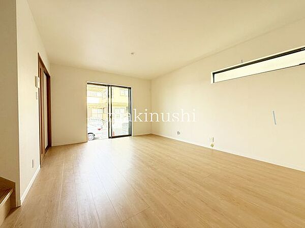 心地よく寛ぐのに充分な広さ、風の揺らぎや陽射しを楽しむことが出来るリビングダイニング！大きな掃き出し窓がございますのでとても明るいリビングです♪
