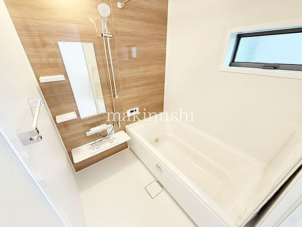 大きな男性でも足を伸ばして入浴する事の出来る大型バスルーム！追い炊き機能も付いてますのでご家族の帰宅時間がバラバラのご家庭でも快適に入浴できますね♪