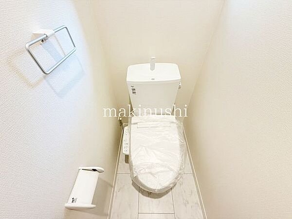トイレが1、2階にございますので、朝の混雑時に安心して使用できます。トイレは温水洗浄付き便座で毎日清潔に快適にお使いいただけます。