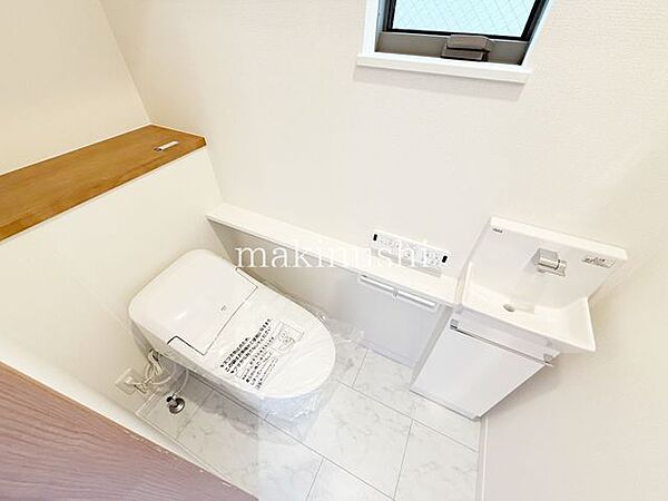 トイレが1、2階にございますので、朝の混雑時に安心して使用できます。トイレは温水洗浄付き便座で毎日清潔に快適にお使いいただけます。