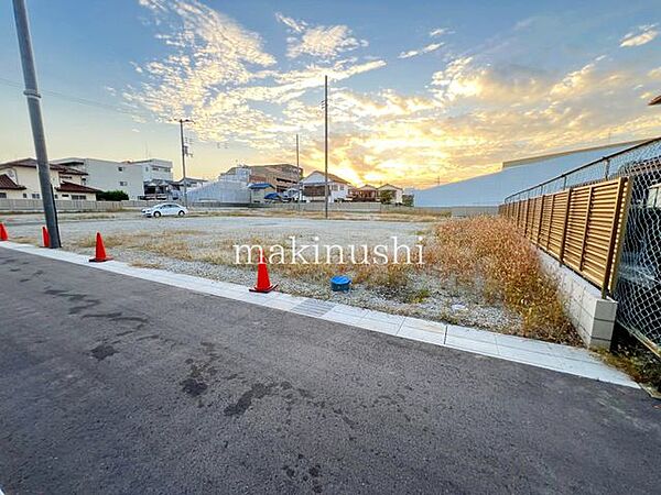■全13区画の分譲地■11号地は40.60坪■建築条件無し■生活便利な立地条件です■近隣には関西スーパーやコンビニエンスストア、ホームセンターがございます■