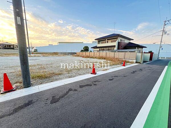 ■全13区画の分譲地■11号地は40.60坪■建築条件無し■生活便利な立地条件です■近隣には関西スーパーやコンビニエンスストア、ホームセンターがございます■