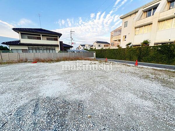 ■全13区画の分譲地■11号地は40.60坪■建築条件無し■生活便利な立地条件です■近隣には関西スーパーやコンビニエンスストア、ホームセンターがございます■