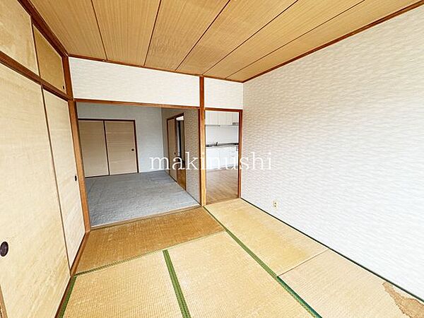 情緒漂う和室。しっとりと落ち着いた雰囲気の和室で気持ちよく寝転がるのも良いものですね。日本に住んでて良かったときっと思えるはずです。