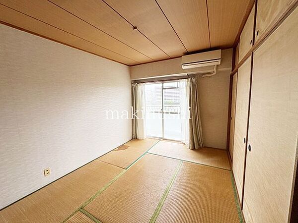 情緒漂う和室。しっとりと落ち着いた雰囲気の和室で気持ちよく寝転がるのも良いものですね。日本に住んでて良かったときっと思えるはずです。