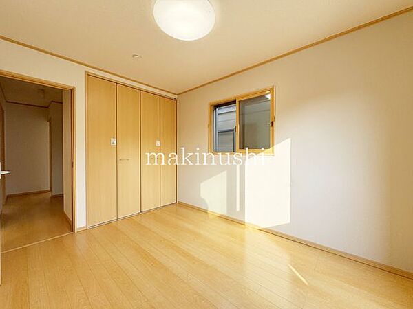 ゆったりとした6帖の洋室です。全居室収納付きで、お片付けも楽ちんですね。ベッドを置いて机を置いてテレビを置いてもすっきりとしたお部屋に仕上がります。
