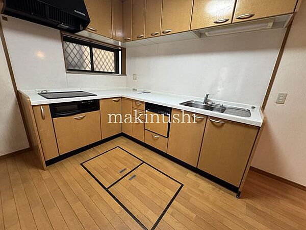 食器洗い乾燥機付きのＩＨシステムキッチン採用！奥様に嬉しい床下収納もございます♪上部には吊り戸棚もございますので、収納豊富ないつでもすっきりしたキッチンになりそうです♪