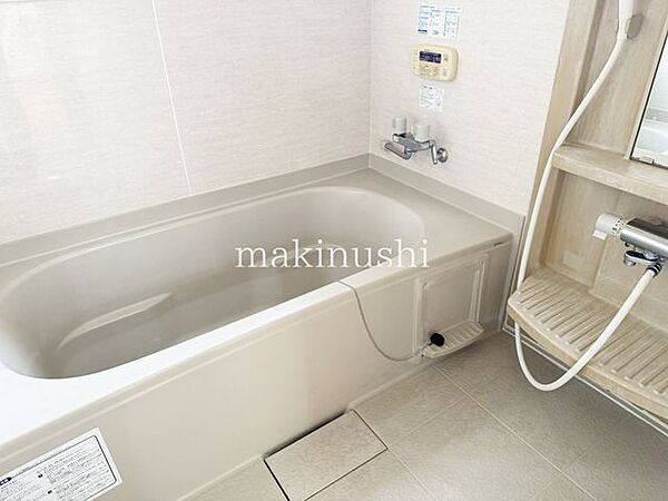大きな男性でも足を伸ばして入浴する事の出来る大型バスルーム！追い炊き機能も付いてますのでご家族の帰宅時間がバラバラのご家庭でも快適に入浴できますね♪