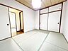 和室：情緒漂う和室。しっとりと落ち着いた雰囲気の和室で気持ちよく寝転がるのも良いものですね。日本に住んでて良かったときっと思えるはずです。