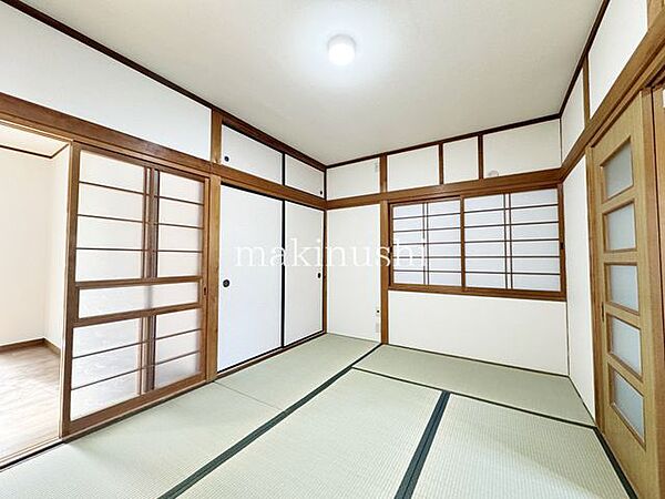 情緒漂う和室。しっとりと落ち着いた雰囲気の和室で気持ちよく寝転がるのも良いものですね。日本に住んでて良かったときっと思えるはずです。