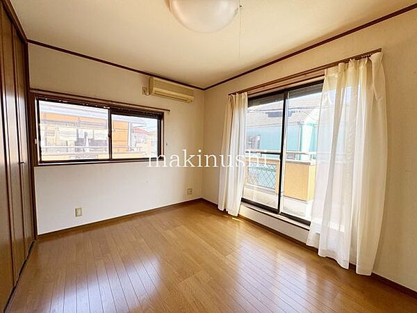 洋室です。収納付きのお部屋ですのでお片付けも楽ちんです。ベッドを置いて机をおいてテレビをおいてもすっきりとしたお部屋に仕上がります。とても快適なお部屋です。