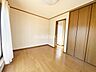 子供部屋：洋室です。収納付きのお部屋ですのでお片付けも楽ちんです。ベッドを置いて机をおいてテレビをおいてもすっきりとしたお部屋に仕上がります。とても快適なお部屋です。