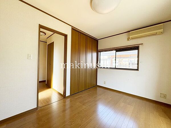 洋室です。収納付きのお部屋ですのでお片付けも楽ちんです。ベッドを置いて机をおいてテレビをおいてもすっきりとしたお部屋に仕上がります。とても快適なお部屋です。