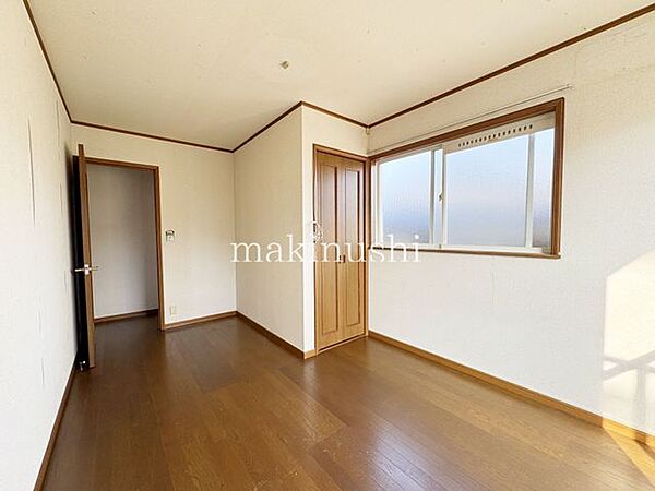 洋室です。ベッドを置いて机をおいてテレビをおいてもすっきりとしたお部屋に仕上がります。とても快適なお部屋です。
