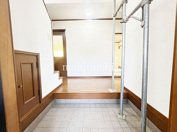 広々とした玄関です。玄関の床はとても暖かみのある色合いになっていて早くお家に帰りたくなります。お出かけする時も帰ってくる時もやっぱり綺麗な玄関っていいものです。
