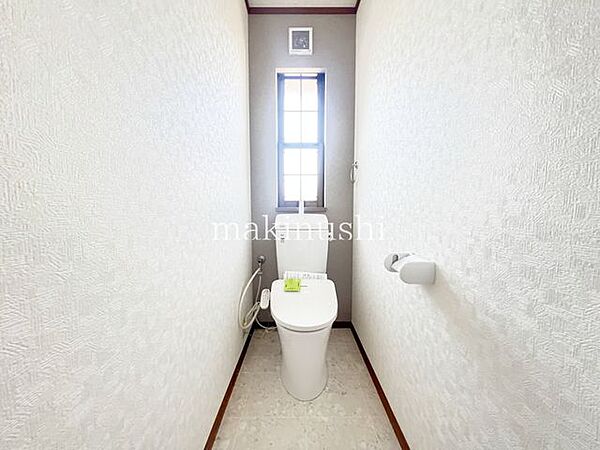 トイレが1、2階にございますので、朝の混雑時に安心して使用できます。トイレは温水洗浄付き便座で毎日清潔に快適にお使いいただけます。