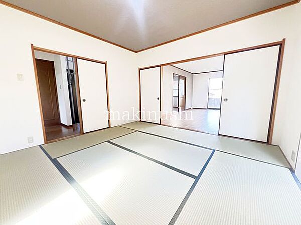 情緒漂う和室。しっとりと落ち着いた雰囲気の和室で気持ちよく寝転がるのも良いものですね。日本に住んでて良かったときっと思えるはずです。