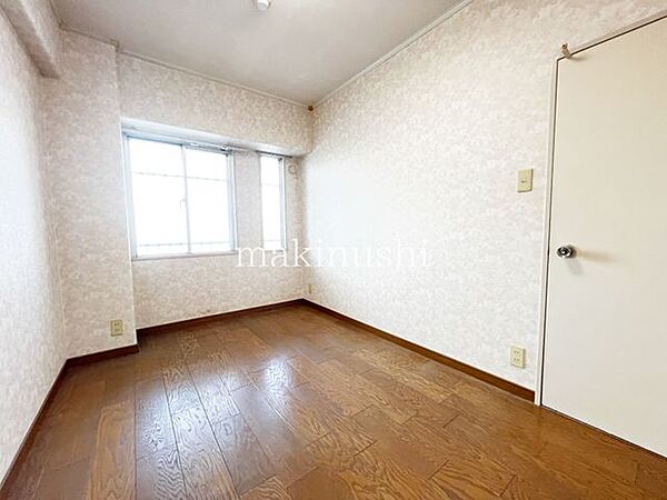 洋室です。収納付きのお部屋ですのでお片付けも楽ちんです。ベッドを置いて机をおいてテレビをおいてもすっきりとしたお部屋に仕上がります。とても快適なお部屋です。