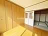 室内：洋室です。お片付けも楽ちんです。ベッドを置いて机をおいてテレビをおいてもすっきりとしたお部屋に仕上がります。とても快適なお部屋です。