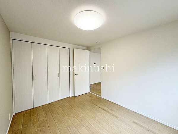 洋室です。収納付きのお部屋ですのでお片付けも楽ちんです。ベッドを置いて机をおいてテレビをおいてもすっきりとしたお部屋に仕上がります。とても快適なお部屋です。