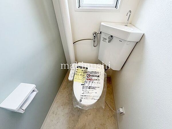 トイレ新調してます。何だか落ち着けるトイレ空間です。トイレは快適な温水洗浄便座付きとなっております。こんな綺麗にお手入れされたトイレは本当に嬉しいです。
