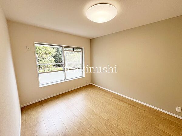 洋室です。収納付きのお部屋ですのでお片付けも楽ちんです。ベッドを置いて机をおいてテレビをおいてもすっきりとしたお部屋に仕上がります。とても快適なお部屋です。