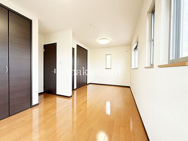 洋室です。全居室収納付きのお部屋ですのでお片付けも楽ちんです。ベッドを置いて机をおいてテレビをおいてもすっきりとしたお部屋に仕上がります。とても快適なお部屋です。