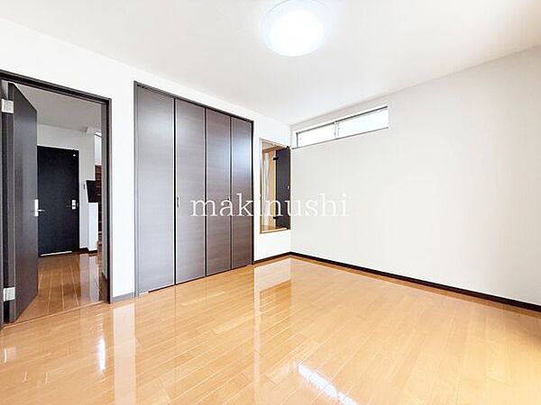 洋室です。全居室収納付きのお部屋ですのでお片付けも楽ちんです。ベッドを置いて机をおいてテレビをおいてもすっきりとしたお部屋に仕上がります。とても快適なお部屋です。