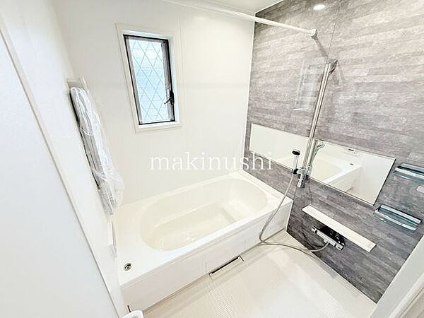 大きな男性でも足を伸ばして入浴する事の出来る大型バスルーム！追い炊き機能も付いてますのでご家族の帰宅時間がバラバラのご家庭でも快適に入浴できますね♪