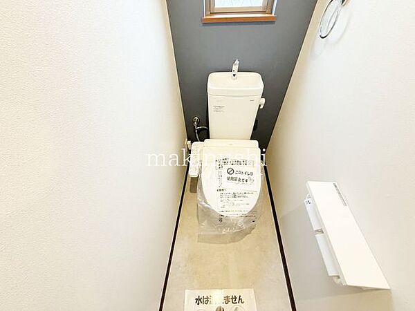 何だか落ち着けるトイレ空間です。トイレは快適な温水洗浄便座付きとなっております。こんな綺麗にお手入れされたトイレは本当に嬉しいです。