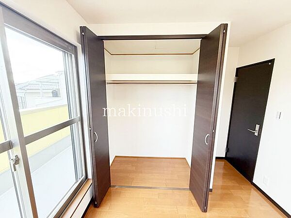 大きな収納スペースです。これだけの広さがあれば、かなりの量のお荷物を収納出来ますね。建具は折れ戸でモダンな空間を演出してくれます。