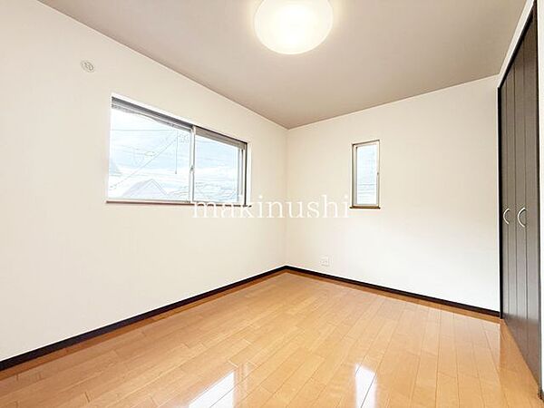 洋室です。全居室収納付きのお部屋ですのでお片付けも楽ちんです。ベッドを置いて机をおいてテレビをおいてもすっきりとしたお部屋に仕上がります。とても快適なお部屋です。