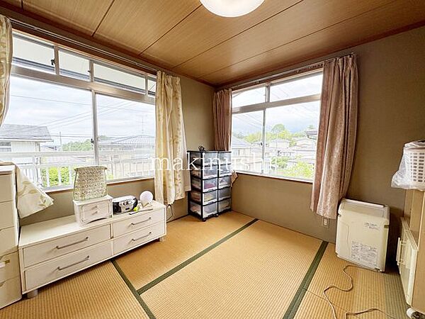 情緒漂う和室。しっとりと落ち着いた雰囲気の和室で気持ちよく寝転がるのも良いものですね。日本に住んでて良かったときっと思えるはずです。