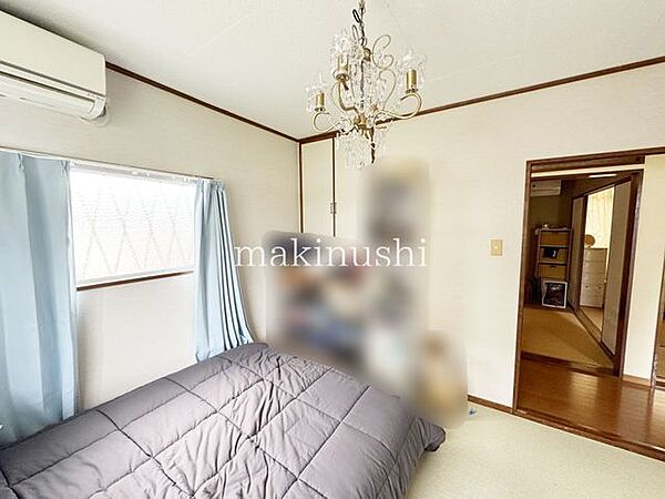 洋室です。収納付きのお部屋ですのでお片付けも楽ちんです。ベッドを置いて机をおいてテレビをおいてもすっきりとしたお部屋に仕上がります。とても快適なお部屋です。