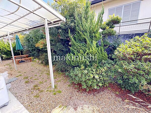 結構な広さのお庭スペースがございます。家庭菜園やお花を少しやりたいという方に嬉しいスペースです。ちょっとしたお洗濯ものを干すのも良いですね。