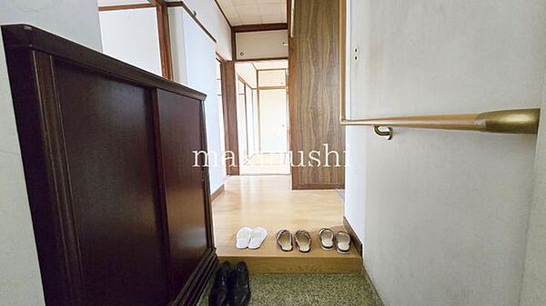 コンパクトなシューズＢＯＸ付きの玄関です。マンションの玄関って結構狭い事が多いのですが、これだけの空間があれば落ち着きますね。