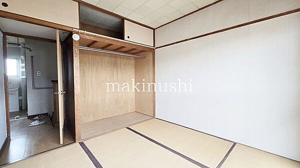 情緒漂う和室。しっとりと落ち着いた雰囲気の和室で気持ちよく寝転がるのも良いものですね。日本に住んでて良かったときっと思えるはずです。