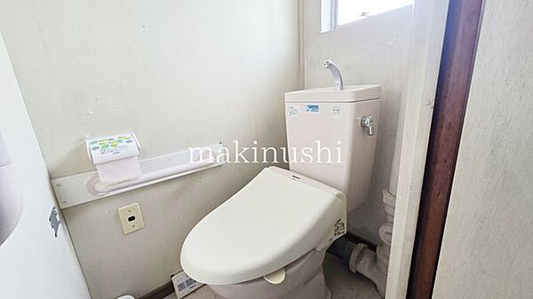 何だか落ち着けるトイレ空間です。トイレは快適な温水洗浄便座付きとなっております。こんな綺麗にお手入れされたトイレは本当に嬉しいです。