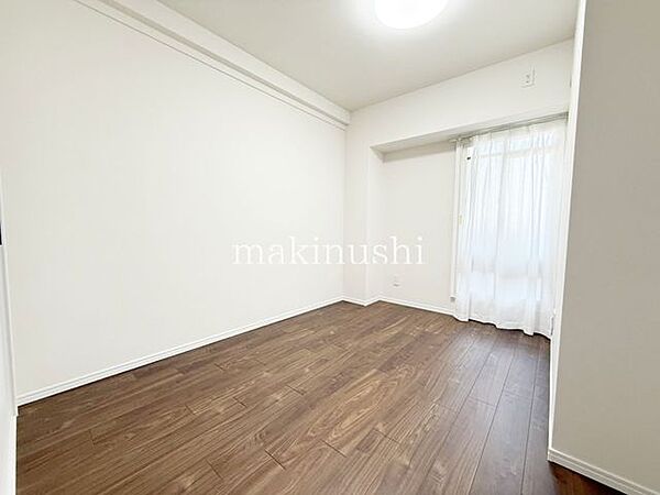 洋室です。収納付きのお部屋ですのでお片付けも楽ちんです。ベッドを置いて机をおいてテレビをおいてもすっきりとしたお部屋に仕上がります。とても快適なお部屋です。