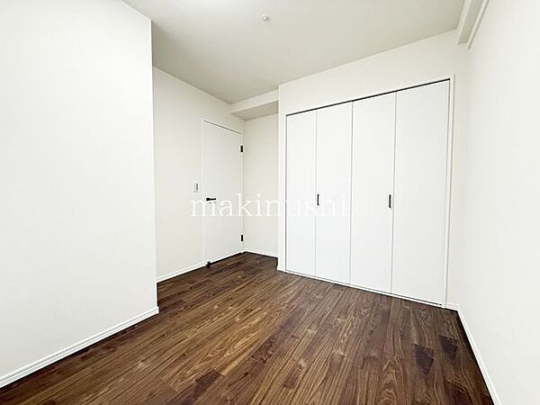 洋室です。収納付きのお部屋ですのでお片付けも楽ちんです。ベッドを置いて机をおいてテレビをおいてもすっきりとしたお部屋に仕上がります。とても快適なお部屋です。