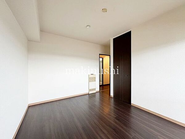 洋室です。収納付きのお部屋ですのでお片付けも楽ちんです。ベッドを置いて机をおいてテレビをおいてもすっきりとしたお部屋に仕上がります。とても快適なお部屋です。