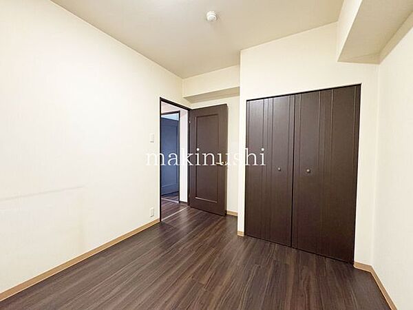 洋室です。収納付きのお部屋ですのでお片付けも楽ちんです。ベッドを置いて机をおいてテレビをおいてもすっきりとしたお部屋に仕上がります。とても快適なお部屋です。