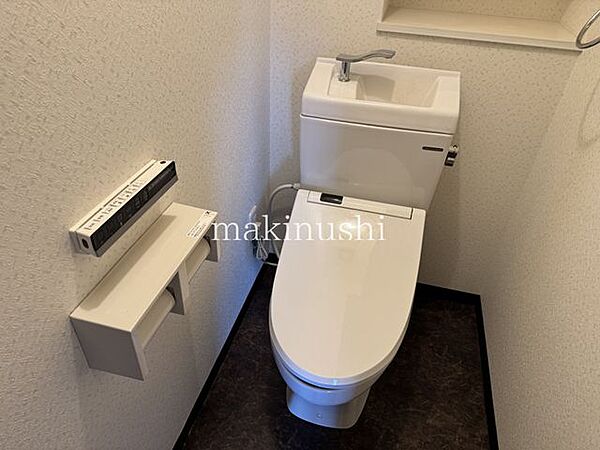 何だか落ち着けるトイレ空間です。トイレは快適な温水洗浄便座付きとなっております。こんな綺麗にお手入れされたトイレは本当に嬉しいです。