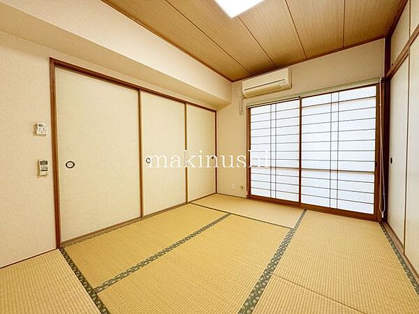 情緒漂う和室。しっとりと落ち着いた雰囲気の和室で気持ちよく寝転がるのも良いものですね。日本に住んでて良かったときっと思えるはずです。