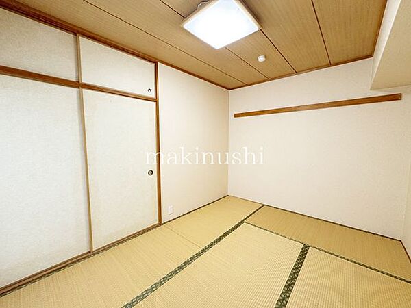 情緒漂う和室。しっとりと落ち着いた雰囲気の和室で気持ちよく寝転がるのも良いものですね。日本に住んでて良かったときっと思えるはずです。