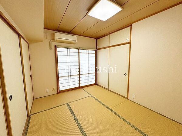 情緒漂う和室。しっとりと落ち着いた雰囲気の和室で気持ちよく寝転がるのも良いものですね。日本に住んでて良かったときっと思えるはずです。