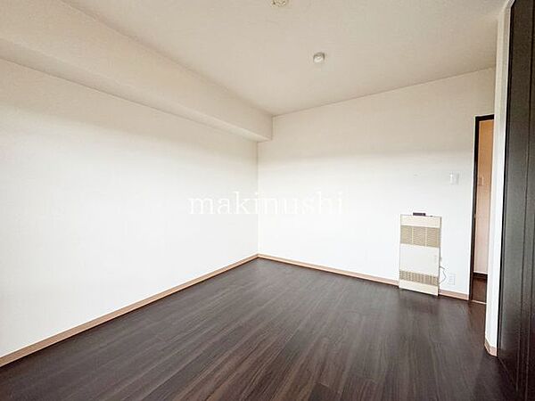 洋室です。収納付きのお部屋ですのでお片付けも楽ちんです。ベッドを置いて机をおいてテレビをおいてもすっきりとしたお部屋に仕上がります。とても快適なお部屋です。
