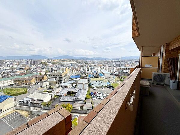 眺望です。本当に眺めがよく、ずっと見ていられます。山、緑の自然と都市機能が調和した大阪狭山市は空気が美味しいと有名です。